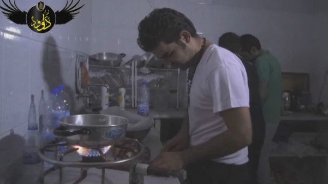 عناصر الوحدة الخاصة يعدون الطعام