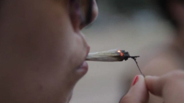 نشہ کرتا ہوا ایک شخص
