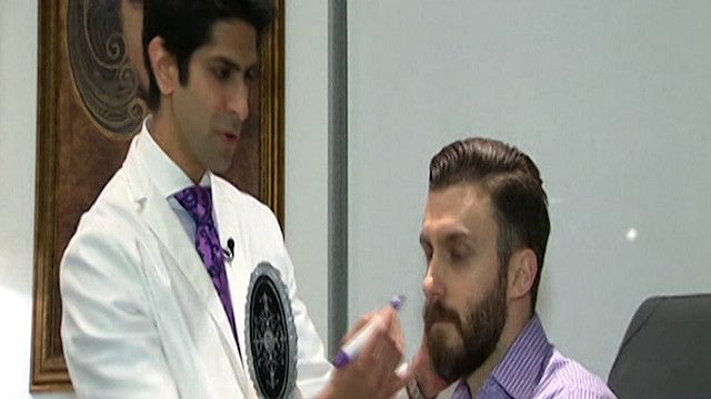 رجل يجلس امام اخصائي في زراعة الاعضاء