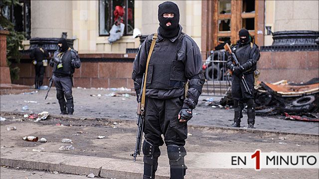 Miembros de la policía especial hacen guardia frente a un edificio en Kharkiv