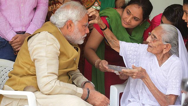 नरेंद्र मोदी को तिलक लगातीं उनकी माँ