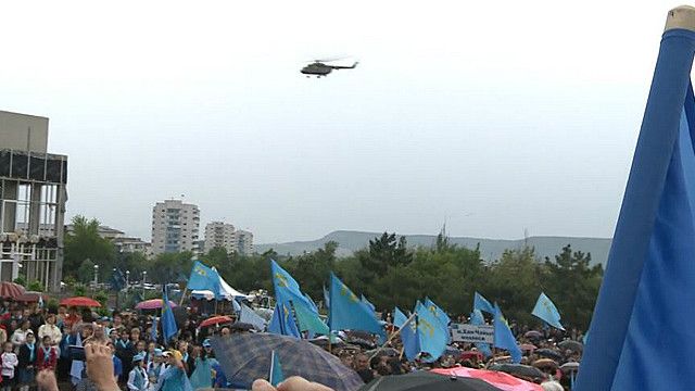 Российские вертолеты над митингом крымских татар