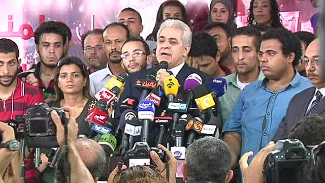 حمدين صباحي في مؤتمر صحفي محاط بأعضاء حملته