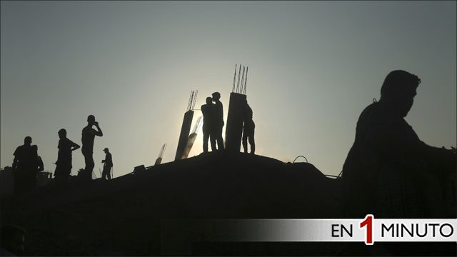 Palestinos en los escombros de una casa en Franja de Gaza
