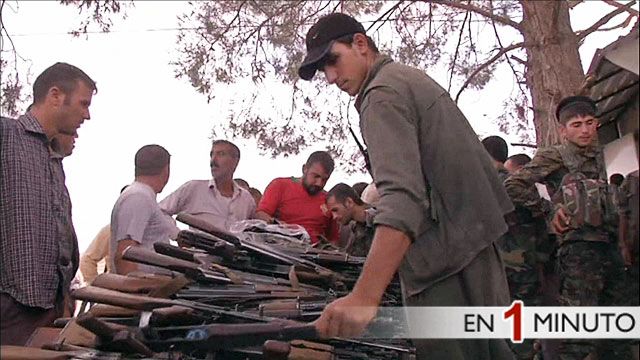 Militantes kurdos inspecionan sus armas