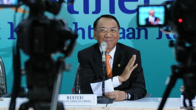 jero wacik, tersangka, kpk, korupsi, menteri esdm