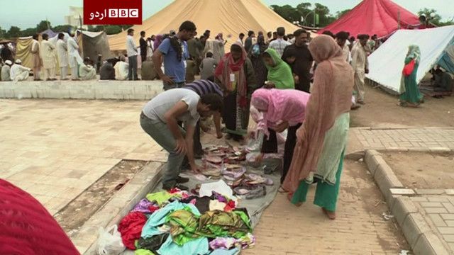 اسلام آباد: پارليمنٹ کے احاطے ميں عورتوں کو جوتوں کی فروخت۔