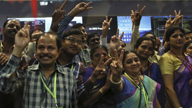 En jubilation, l'équipe de scientifiques indienne ayant oeuvré à la réussite de la mission spatiale indienne.