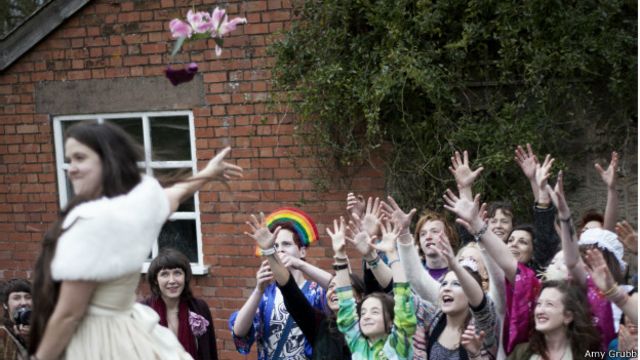 Após 6 anos solteira, britânica se casa consigo mesma