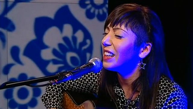 مرد که گریه نمی کنه اجرای زنده خواننده گروه آبجیز در شصت دقیقه Bbc News فارسی