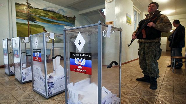 Soldado separatista pro-ruso custodia las urnas