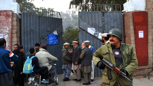 سکول کے باہر تعینات سکورٹی