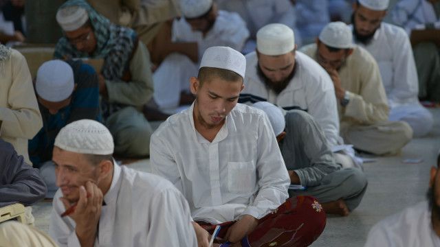 پاکستان کے شہر کراچی کے ایک مدرسے میں بچے امتحان دے رہے ہیں