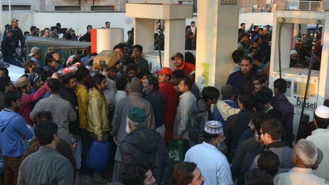 عالمی سطح پر تیل کی قیمتیں کم ہوئیں تو پاکستان کو فائدہ کوئی نہ ہوا