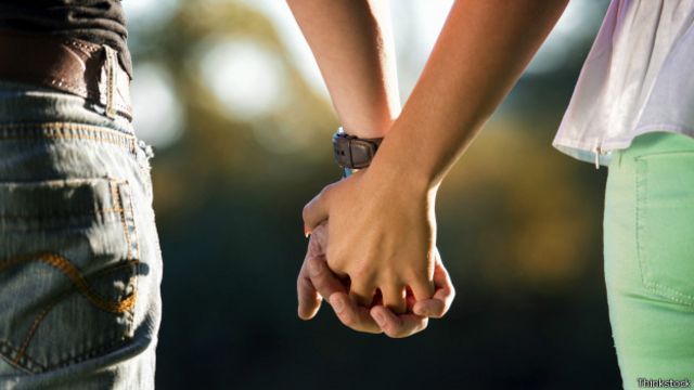 Como reconhecer os sintomas do 'vírus' do amor em seu corpo