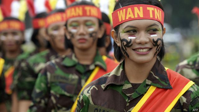 Indonesia: el país donde las reclutas deben ser vírgenes