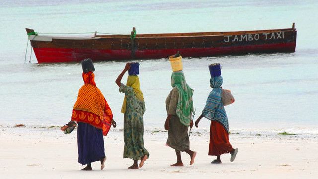 Wanunua vyakula vya akiba Zanzibar