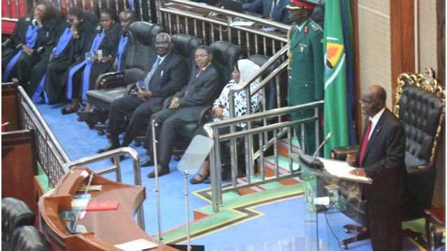Rais John Pombe Magufuli akilihutubia bunge