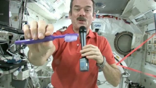 Жизнь на МКС: чистим зубы в невесомости