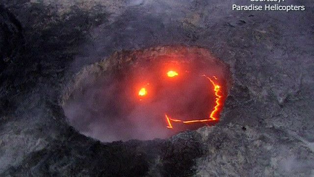 'Senyuman ' panas: Lava yang mengalir dari gunung Hawaii 