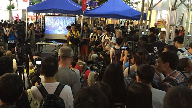 香港民众在旺角街头收看里约奥运羽毛球混双中国对香港预赛(12/8/2016