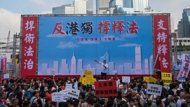 成千上萬的香港人周日(13日)走上街頭集會示威,支持中國人大常委會就《基本法》第104條釋法。