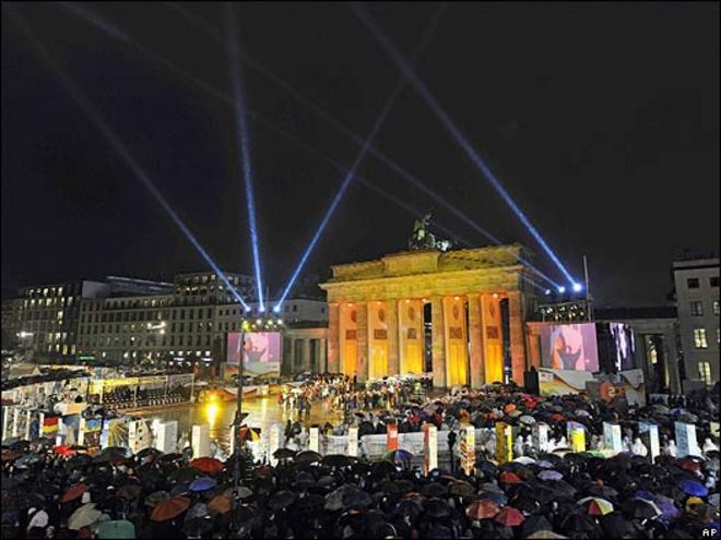 Resultado de imagen para (Después del Muro de Berlín. Memoria y construcción de la nueva Alemania, de 1989 al presente),