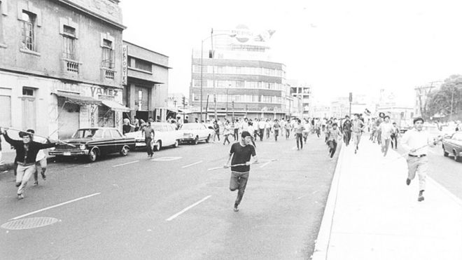 JÃ³venes huyendo