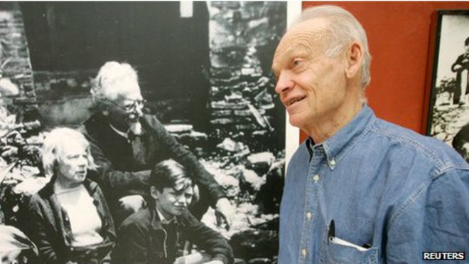 Esteban Volkov, nieto de Leon Trotsky frente a una foto de familia