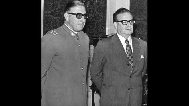 Pinochet junto a Allende el 23 de agosto de 1973. AFP