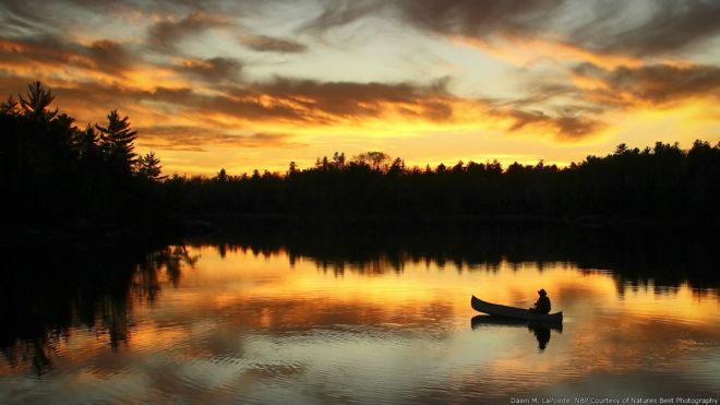 Un hombre en una canoa en Boundary Waters Canoe Area Wilderness, Minessota. Imagen de Dawn M. LaPointe, cortesía de Nature's Best Photography 