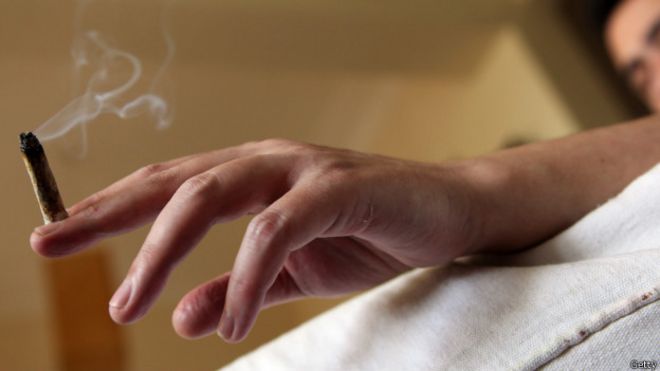 Hombre con porro.