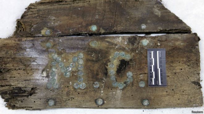 Iniciales M-C en restos de un ataúd