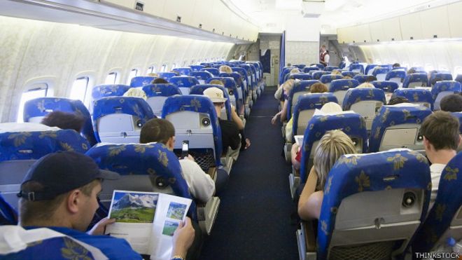 Pasajeros en un avión comercial
