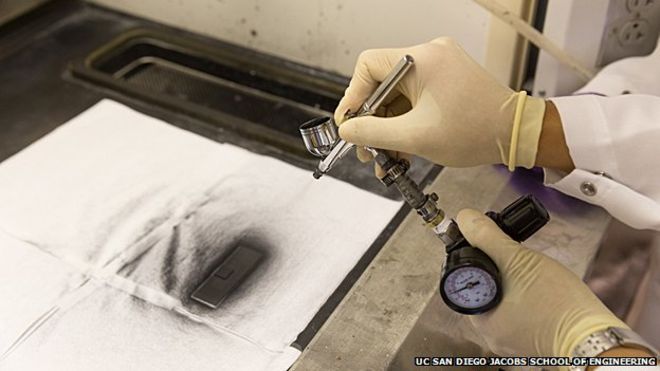 Pintando con la pintura negra más negra del mundo