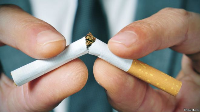 Persona agarrando cigarrillo