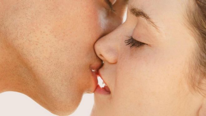 150716101446_kissing_640x360_bbc_nocredit.jpg