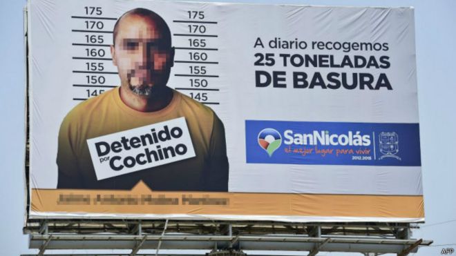 Cartel que exhibe a un sancionado por tirar basura en San Nicolás de los Garza, Nuevo León, México. Foto: AFP/Getty