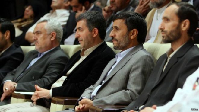 Ahmedi Nejad (sağdan ikinci) ve yolsuzlukla suçlanan siyasiler mahkeme salonunda. Onun sağındaki ve solundaki hapishaneye atıldı.