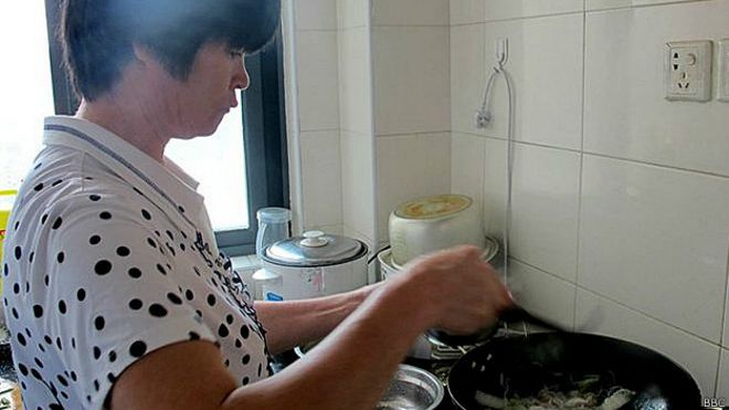 Lian Ronghua, de 51 años, madre de dos niños con uremia que necesitan un trasplante de riñón