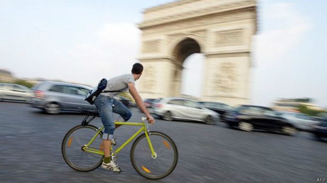 Ciclista en el Arco del Triunfo, París