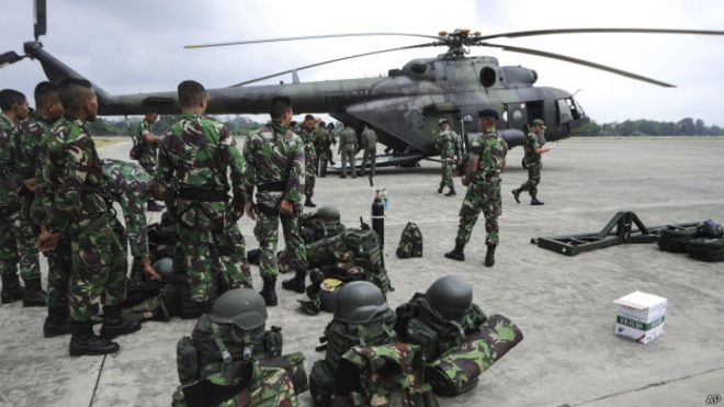 Equipos de rescate en Indonesia