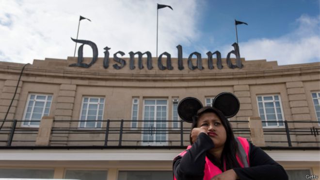 dismaland, chica triste.