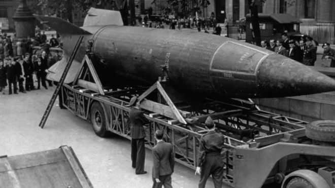 El cohete V2 exhibido en Trafalgar square, Londres, en 1945
