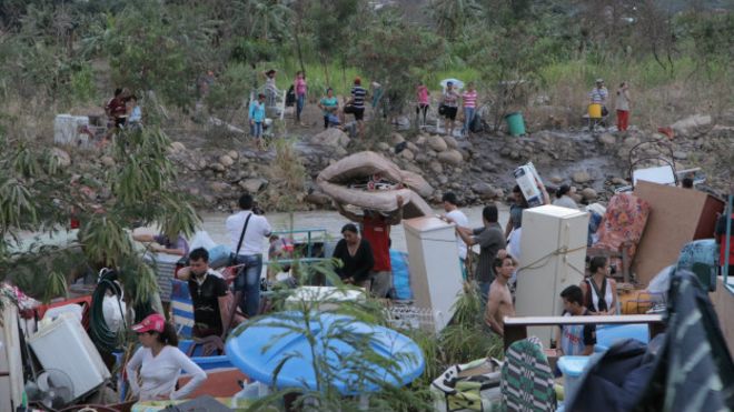 Colombianos cruzando río Táchira