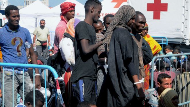 Imigrantes resgatados no porto de Catania, na Itália, em 26 de agosto (Foto: Dario Azarro/AFP/Getty)