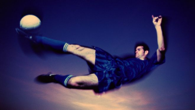 Futbolista en el aire