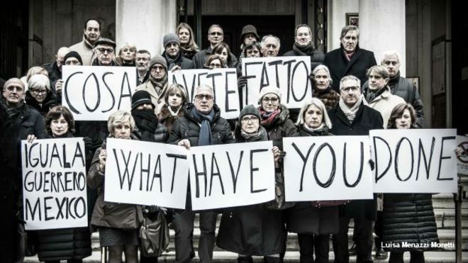 Fotografías de Acción Visual por Ayotzinapa realizada por el fotógrafo Marcelo Brodsky en la Normal de Ayotzinapa.