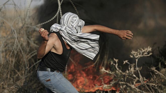 Un palestino lanza piedras contra las fuerzas de seguridad de Israel