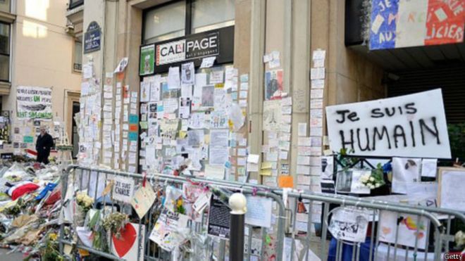 Tributos en las oficinas de Charlie Hebdo